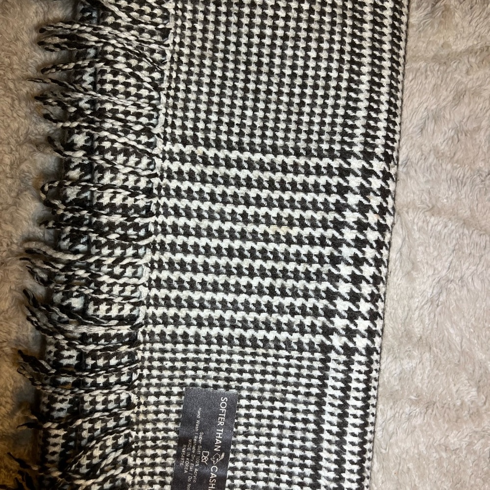 Elegant Houndstooth Scarf in Black and White